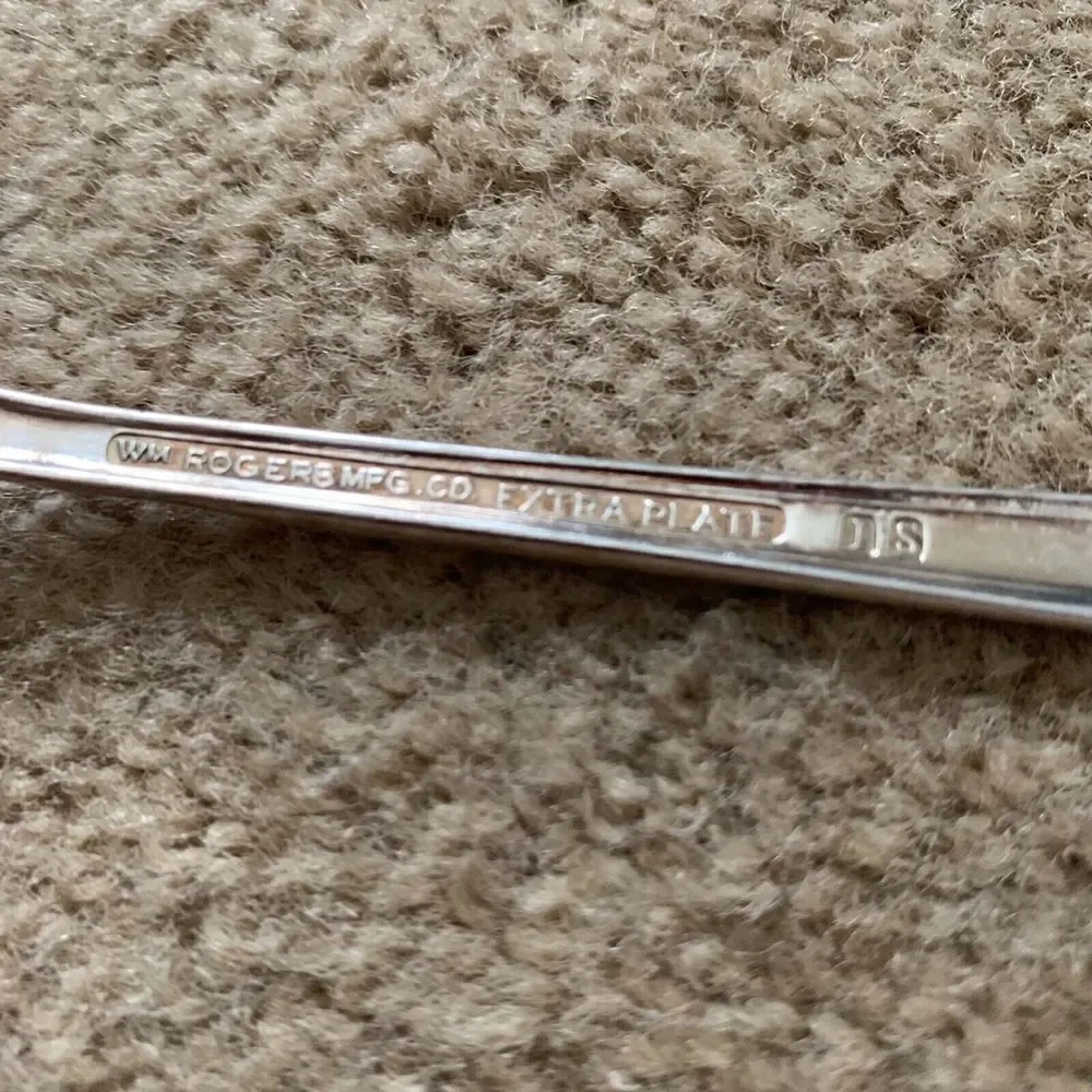 Wm Rogers Mfg. Co. Extra Plate IS TRIUMPH 40 Piece Flatware Set